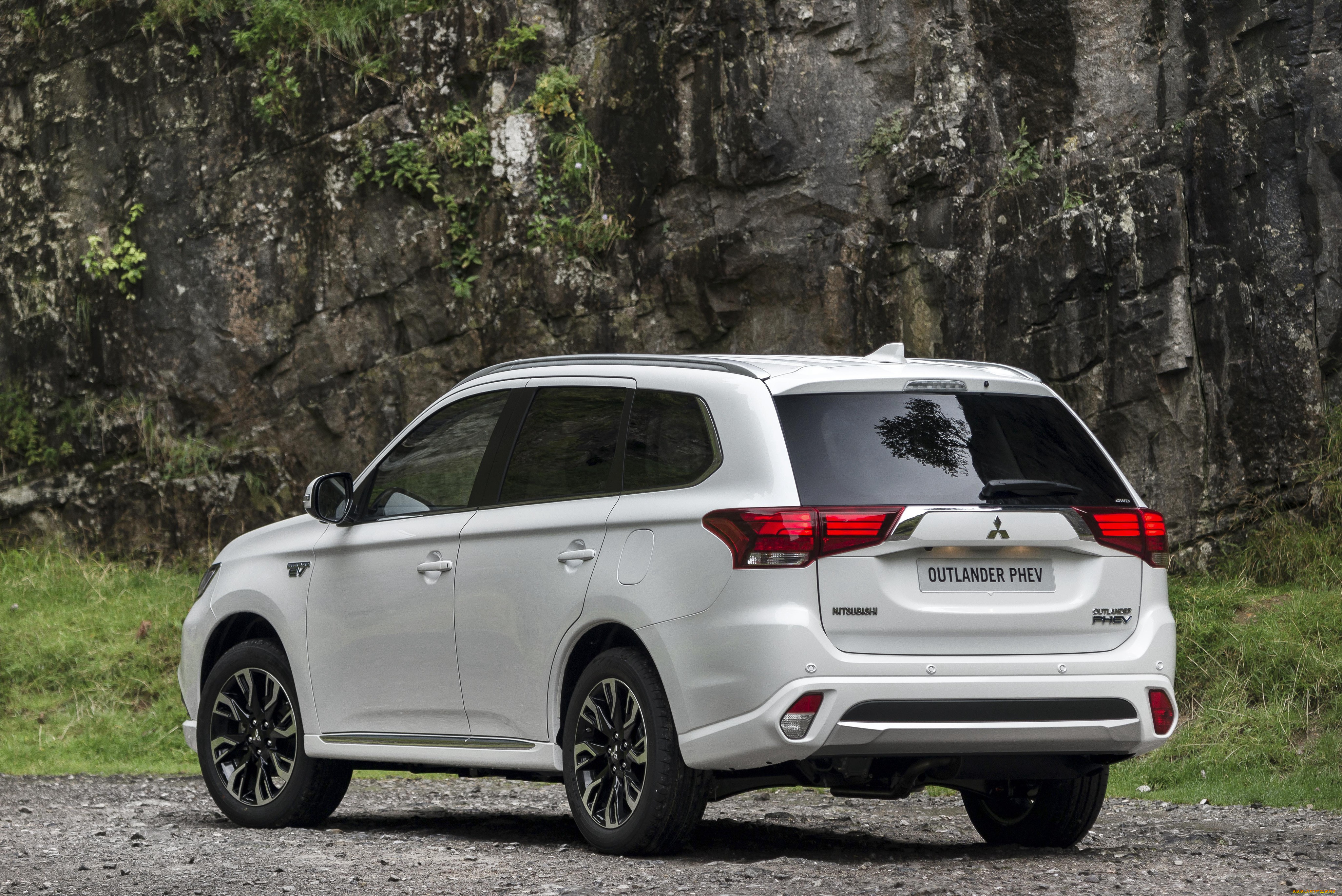 , mitsubishi, outlander, phev, 2015, uk-spec